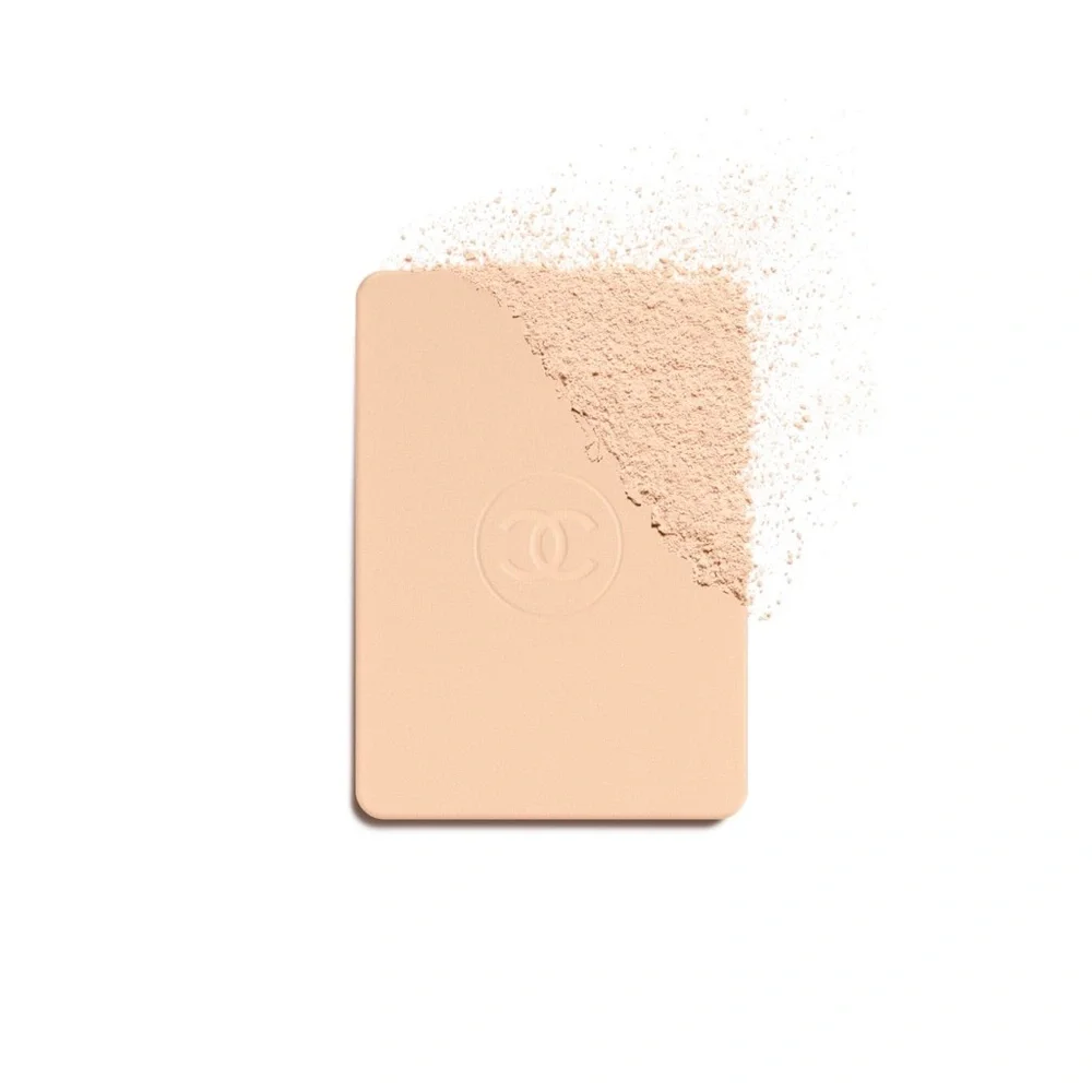 CHANEL LE BLANC COMPACT. BRIGHTENING COMPACT FOUNDATION LONG-LASTING RADIANC